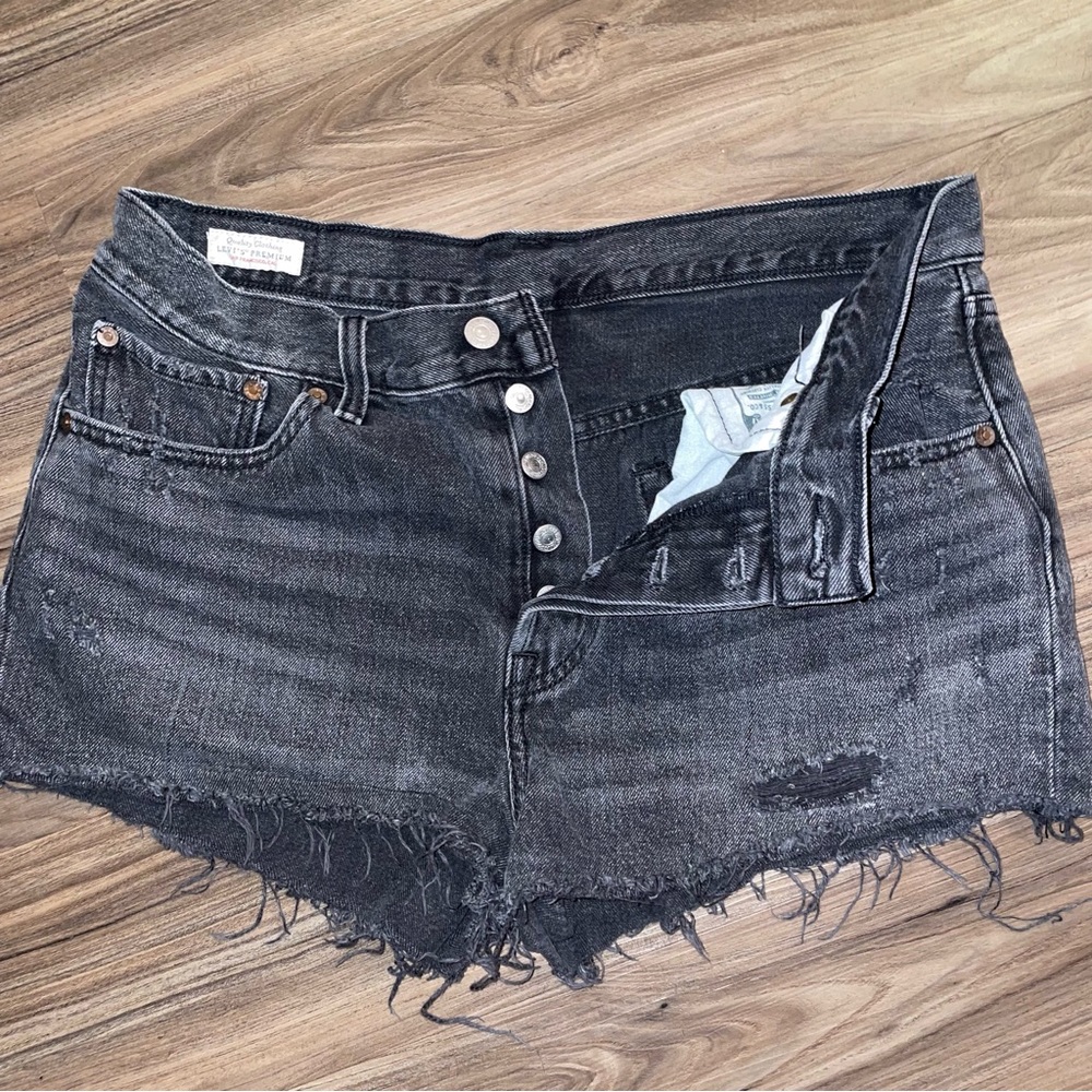 501 Levi’s black high waisted shorts